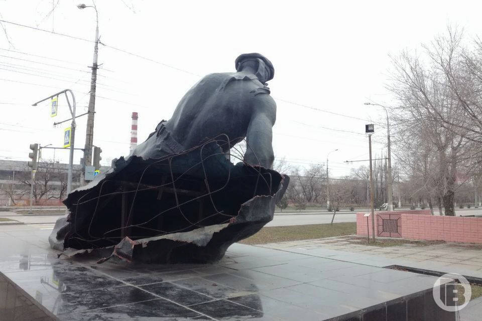 В Волгограде возбуждено уголовное дело по факту повреждения памятника морякам