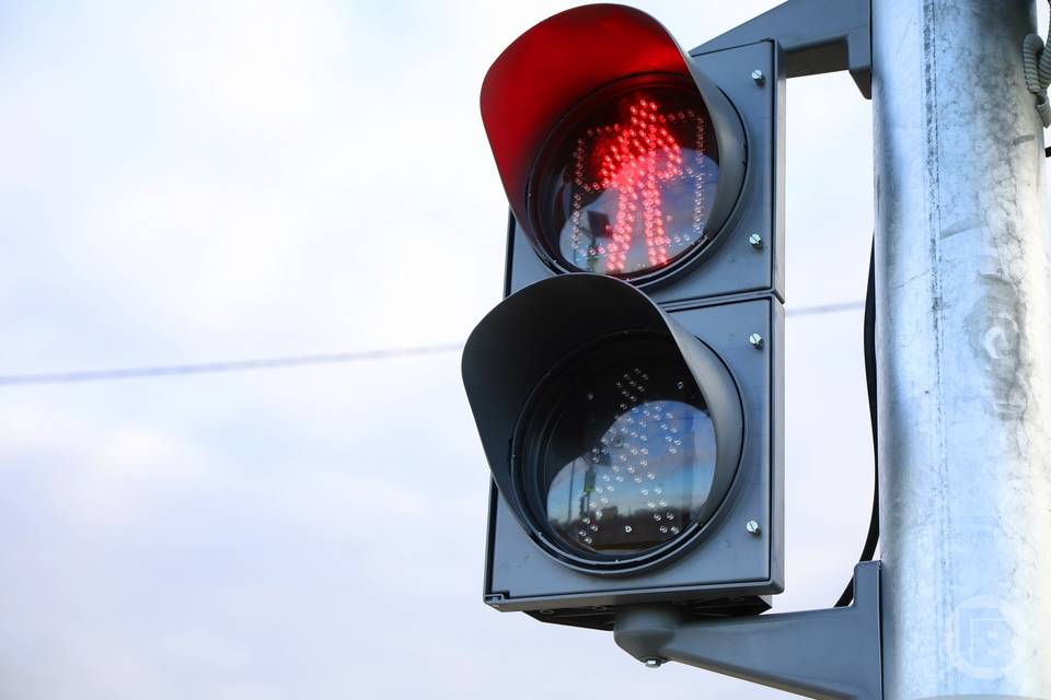 В ночном ДТП со светофором в Волгограде пострадал 47-летний мужчина