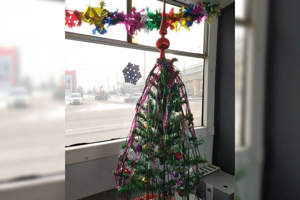 В Волгограде пассажиров троллейбуса порадовали новогодней елкой