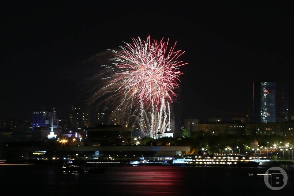 Шесть праздничных фейерверков украсят небо Волгограда в новогоднюю ночь