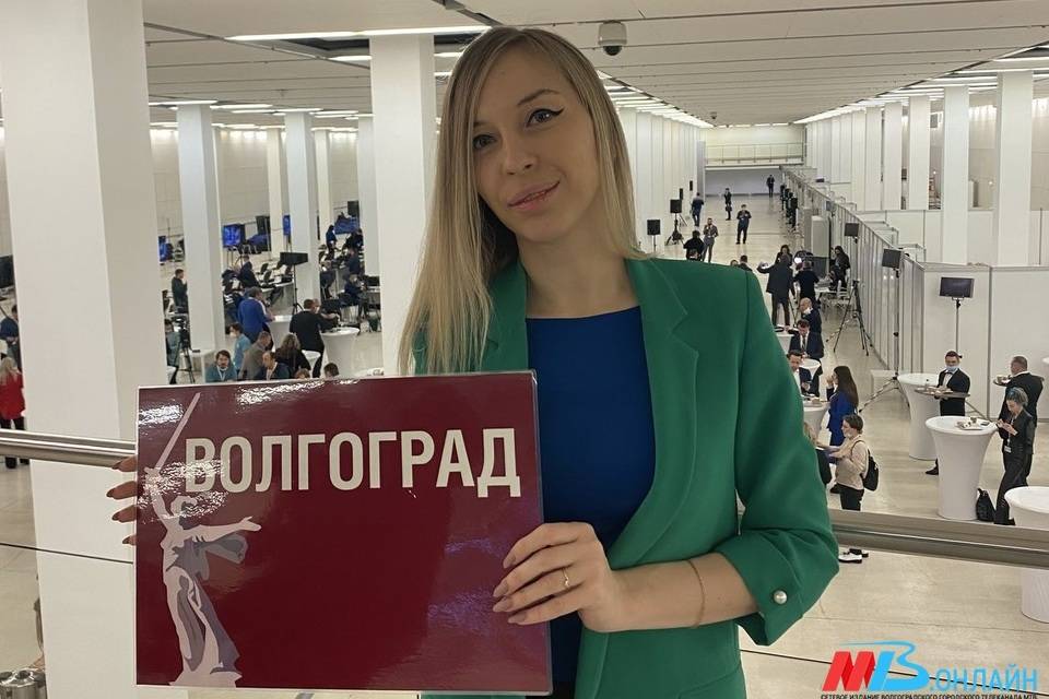 Корреспондент канала МТВ из Волгограда готовится задать вопрос Путину