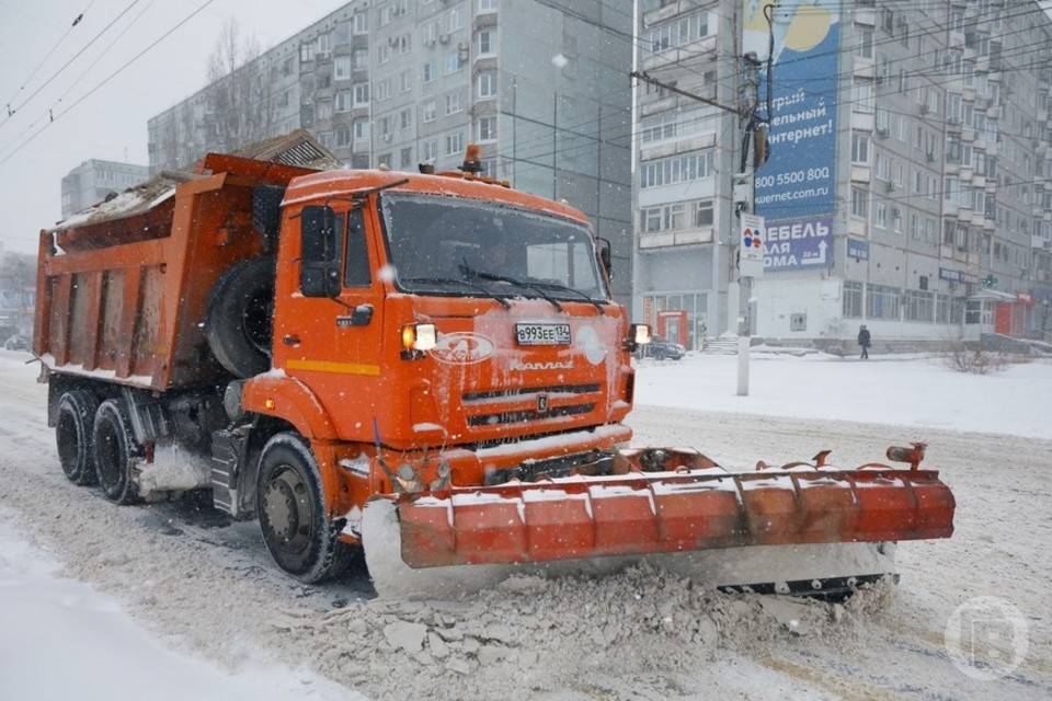 В снегопад в Волгограде очищают и обрабатывают дороги
