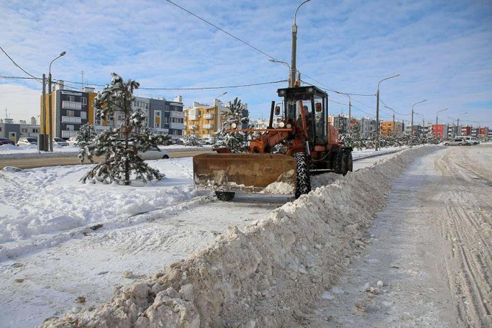 В Волгограде дорожные службы устраняют последствия снегопада