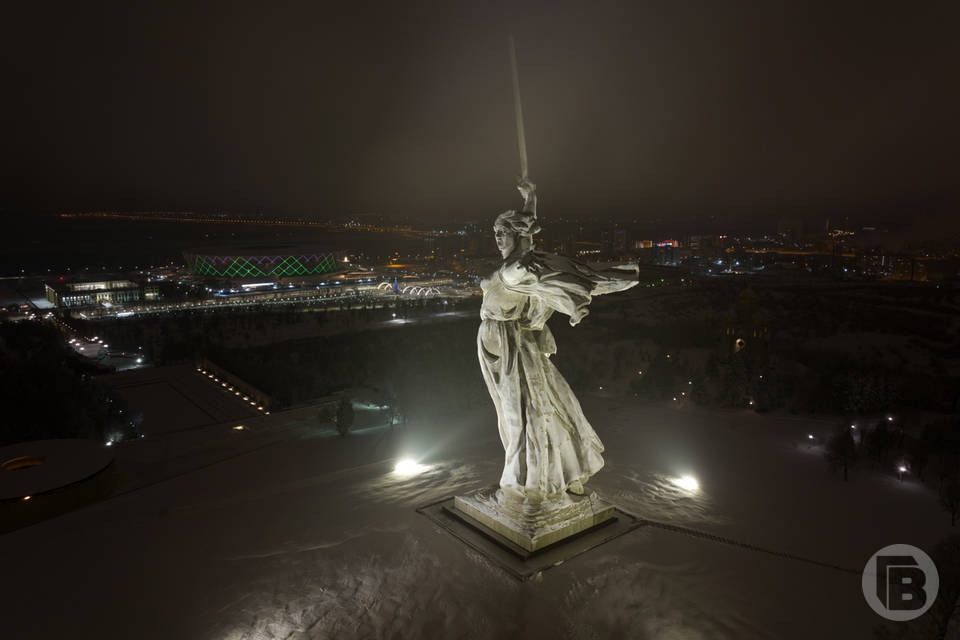 Фотограф показал, как на заснеженный Волгоград спускается туман