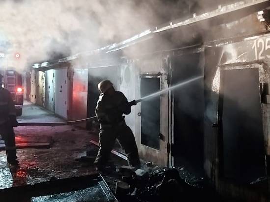 На  пожаре в гаражах под Волгоградом погибли двое мужчин