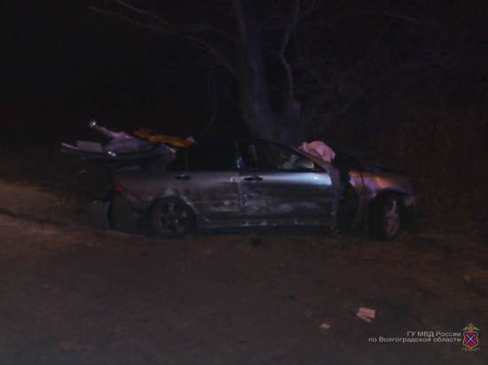 Автоледи в Волгограде пострадала после ДТП и наезда на дерево