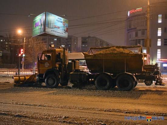 За ночь и утро на дороги Волгограда нанесли около 500 тонн реагентов