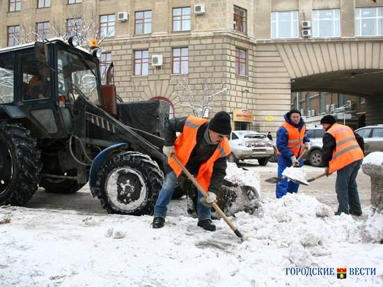 Волгоградские трассы от снега расчищают 140 единиц техники