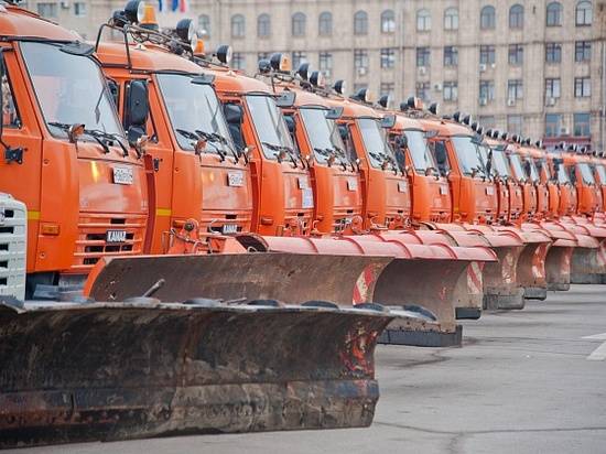 В Волгоградской области трассы обрабатывают противогололедными материалами