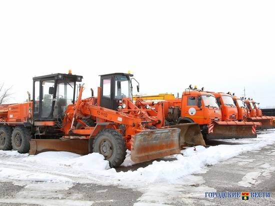 Более 80 единиц техники очищают дороги от снега в Волгограде