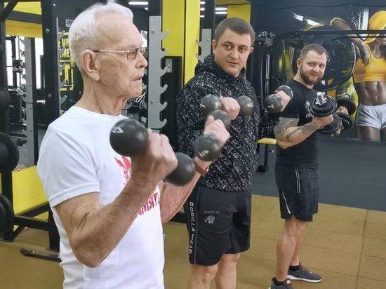 В Волгограде 95-летний ветеран укрепляет здоровье в фитнес-центре