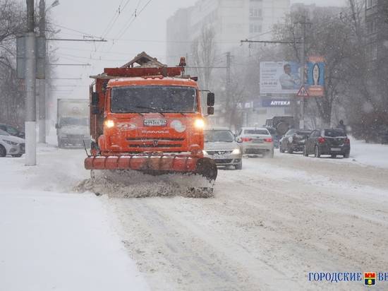 В Волгоградской области на дорогах устраняют последствия снегопада