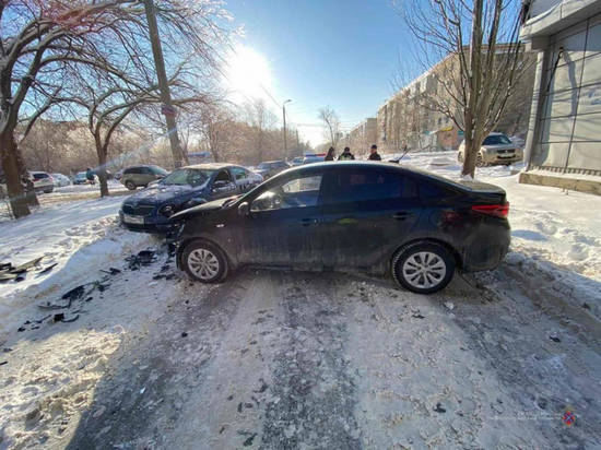В ДТП с двумя иномарками в Волгограде пострадала автоледи