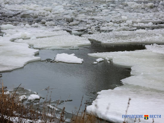 В Волгоградской области ищут  провалившегося под лёд волжанина