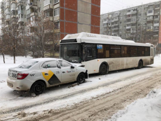 В Волгограде 26-летний таксист протаранил автобус