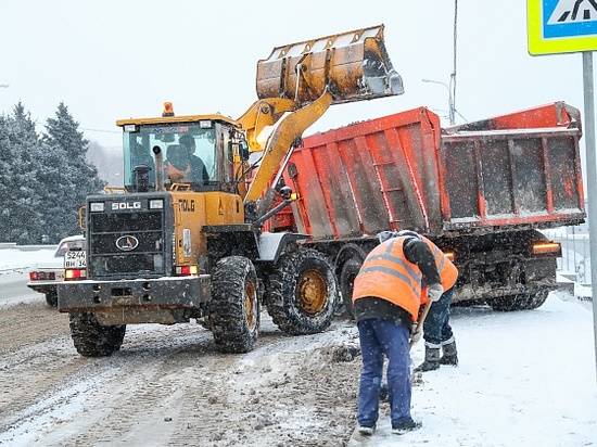 В Волгоградской области продолжается расчистка дорог от снега и наледи