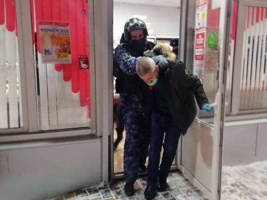 В Волгограде грабителя с оружием в магазине обезвредил муж продавщицы