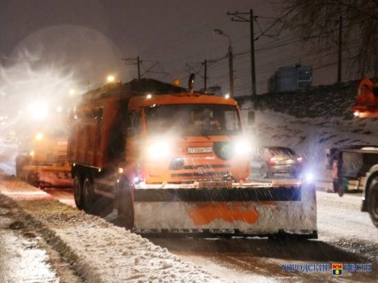 Дорожные службы Волгограда усилили работы по очистке ливневой канализации накануне потепления