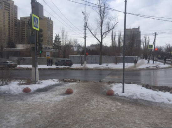 В центре Волгограда внедорожник сбил пешехода на «зебре»