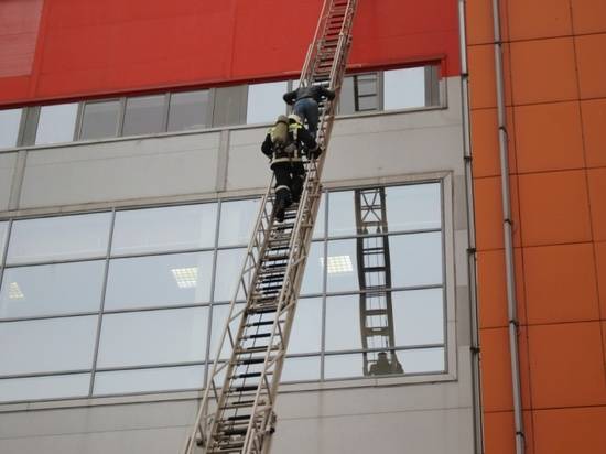 36 пожарных и 7 машин спецтехники оцепили ТРЦ в Волгограде