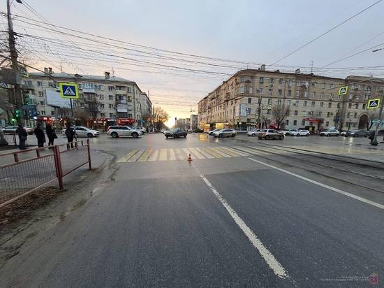 В Волгограде сбили двух пешеходов, переходивших дорогу на зеленый свет