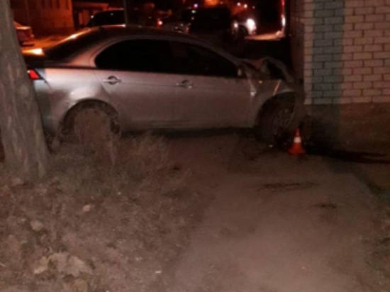 В Волгограде водитель на «Митсубиси Лансер» протаранил жилой дом
