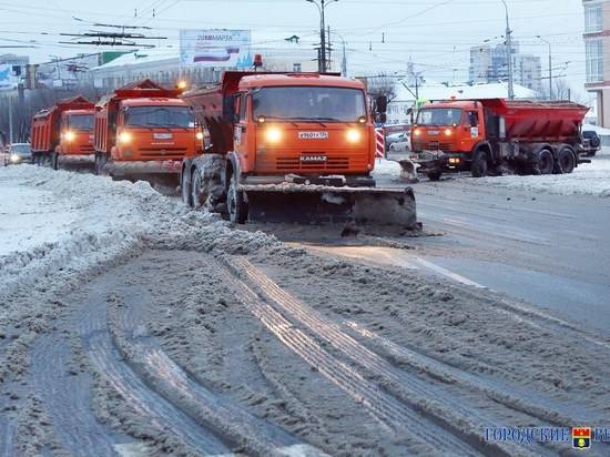В Волгограде на обработку дорог вывели 90 единиц спецтехники