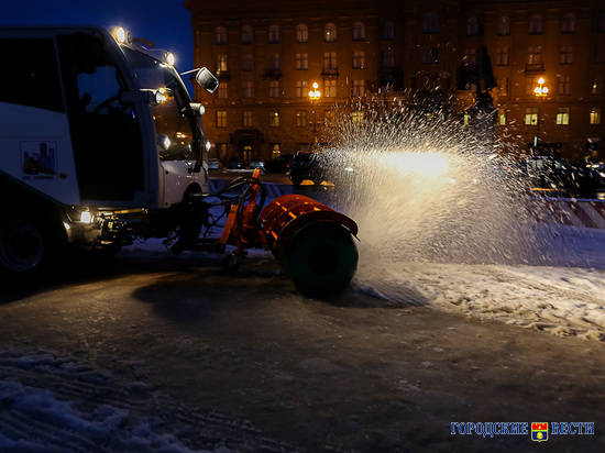В Волгограде последствия ледяного дождя устраняли 80 машин техники
