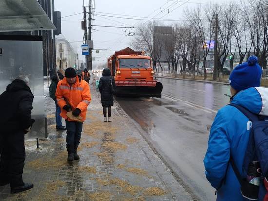 Дорожные и коммунальные службы Волгограда обрабатывают дороги и тротуары от гололедицы