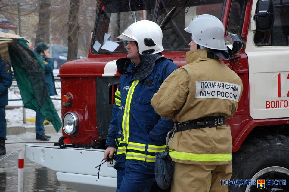 Под Волгоградом загорелся деревянный дом