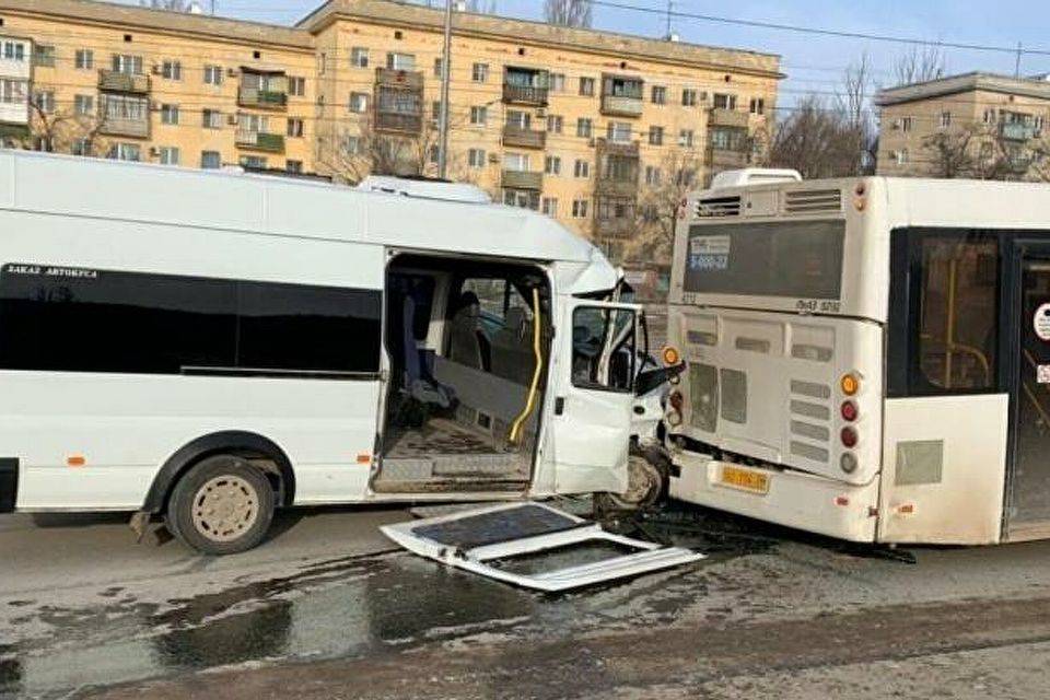 В Волгограде маршрутка врезалась в автобус: 6 пострадавших
