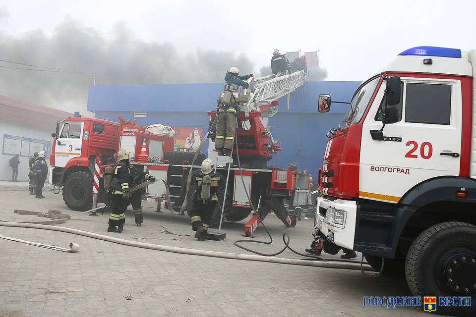 В Волгограде при пожаре на рынке погибла женщина