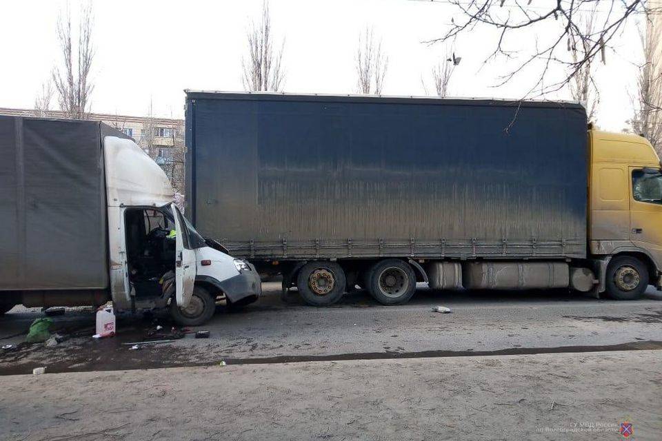 В Кировском районе Волгограда фургон врезался в стоящий на светофоре грузовик