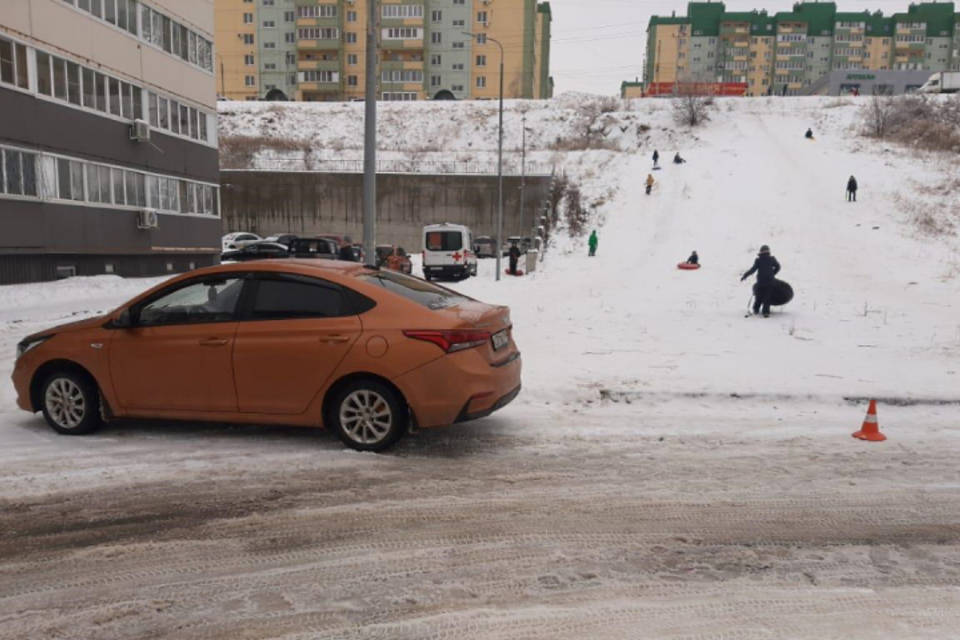 В Волгограде 42-летняя женщина въехала в машину на тюбинге