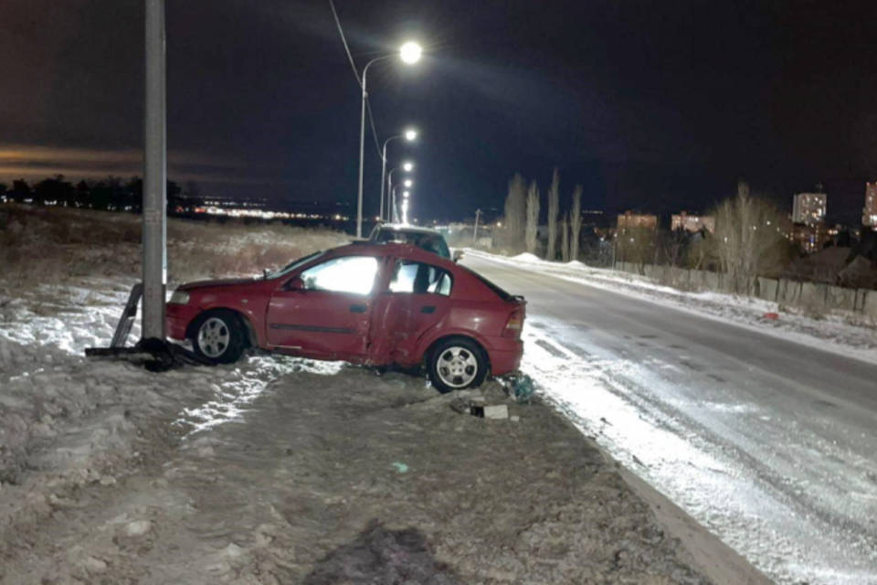На юге Волгограда молодой водитель врезался в столб