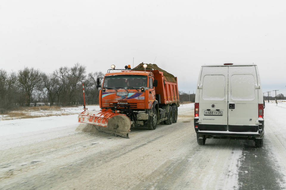 В Волгоградской области на расчистке трасс задействовано 529 единиц спецтехники