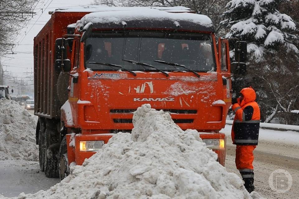 Волгоград освобождают от снежных масс после последнего снегопада