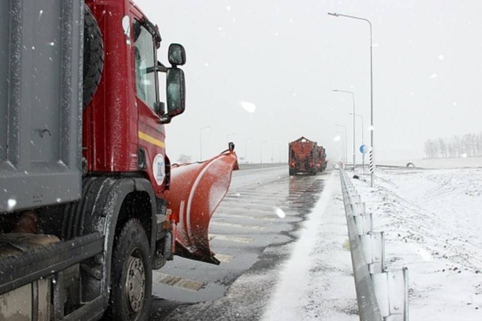 На трассе под Волгоградом снегоуборочная машина вылетела в кювет