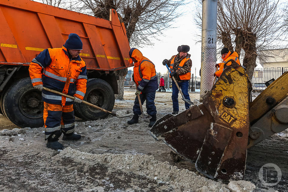 В Волгоградской области дорожники обеспечивают проезд по трассам