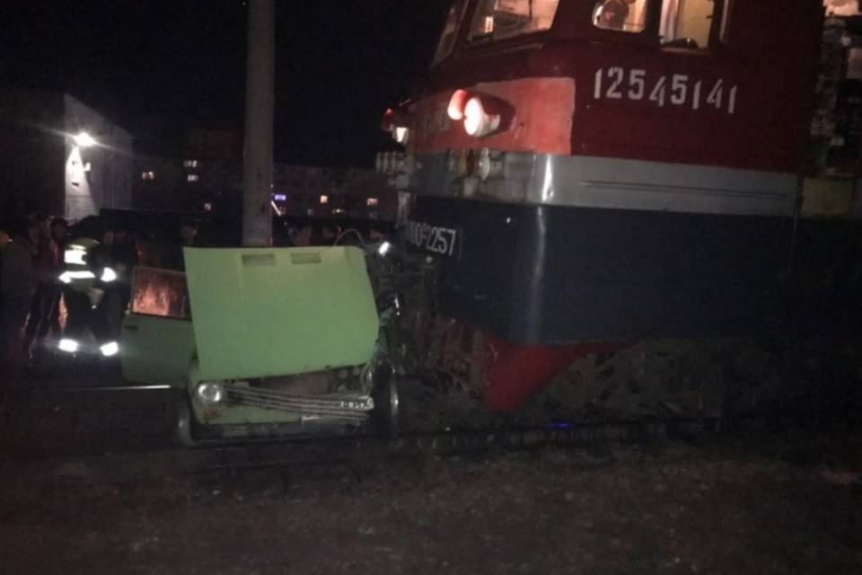 На железнодорожном переезде в Волгограде грузовой поезд снес автомобиль «ВАЗ-2101»