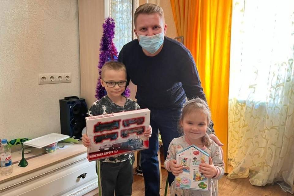 Депутаты гордумы исполнили роль Деда Мороза для ребятишек Волгограда