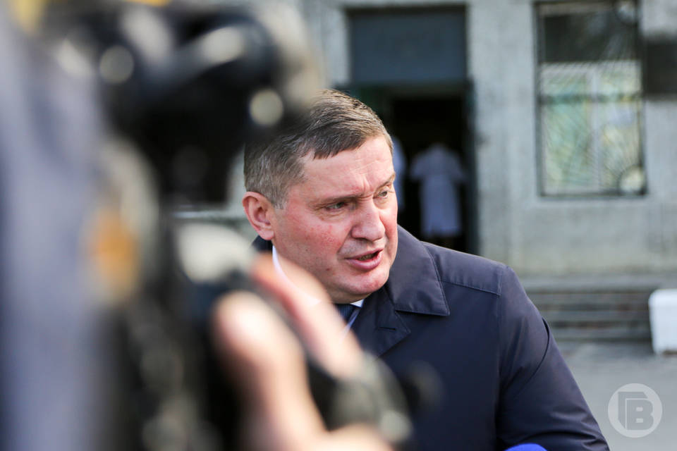 Андрей Бочаров готовит регион к встрече с «омикроном»: 6 поручений губернатора