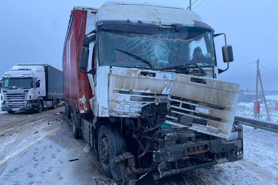 Под Волгоградом в ДТП столкнулись 2 грузовика