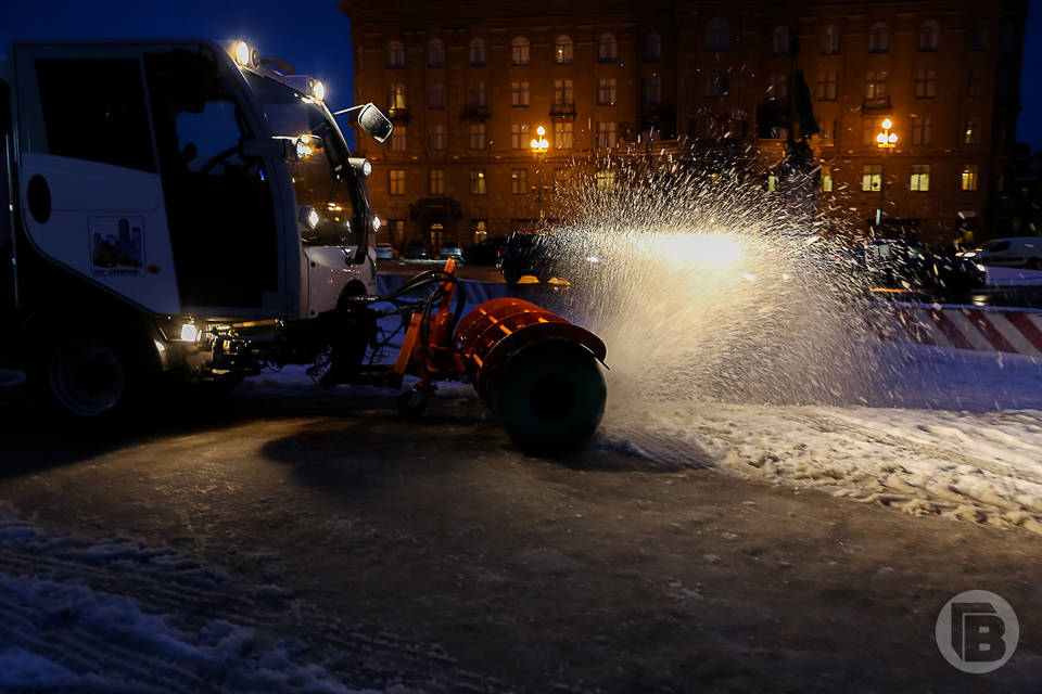 Свыше 120 единиц спецтехники вышло на борьбу со снегом в Волгограде