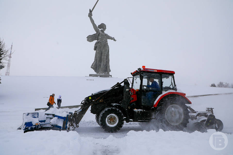 В Волгограде Мамаев курган освобождали из снежного плена