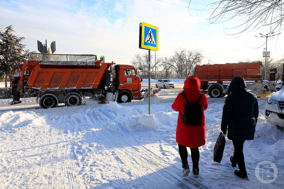 В Волгограде продолжают расчистку дорог от аномального снегопада