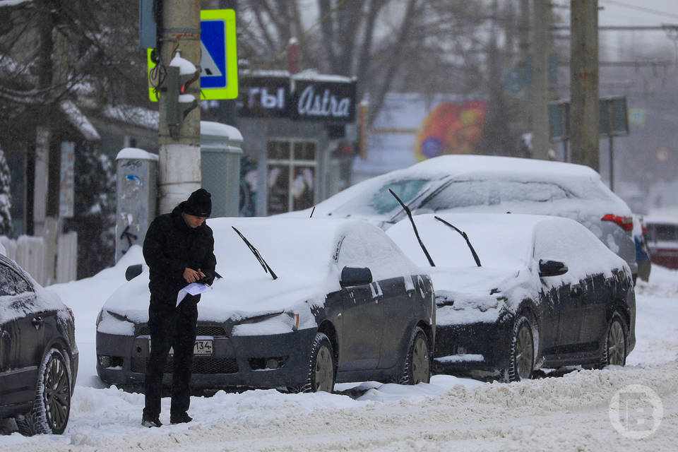 В Волгограде брошенные на обочинах машины мешают уборке спецтехники