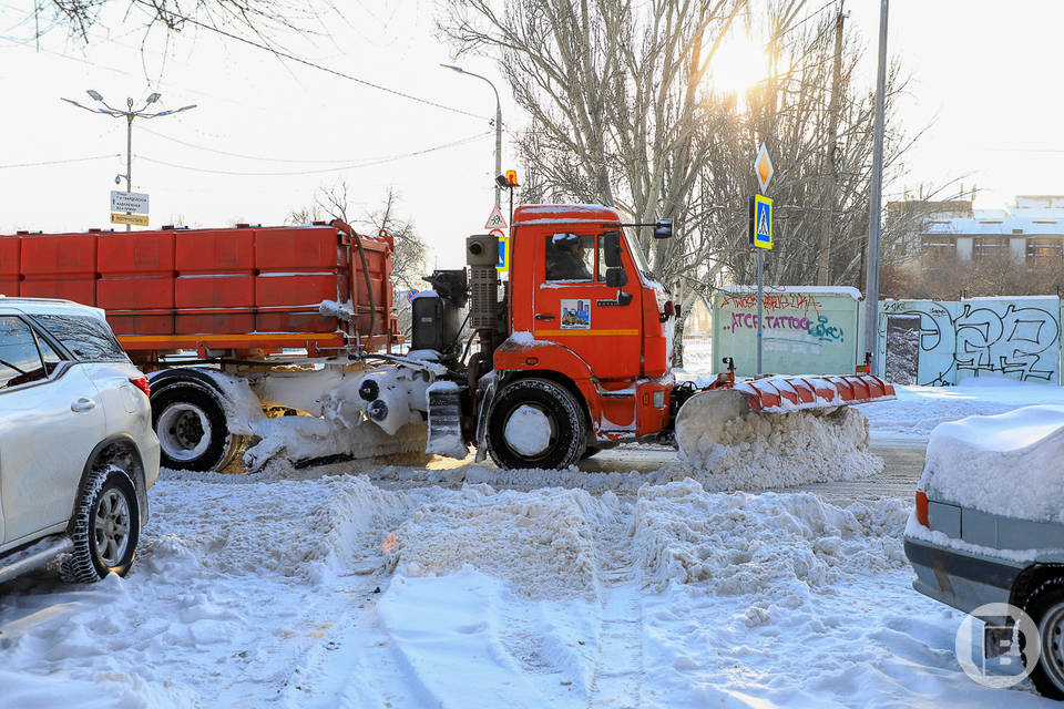 В Волгограде круглосуточно расчищают дорожную сеть от снежных масс