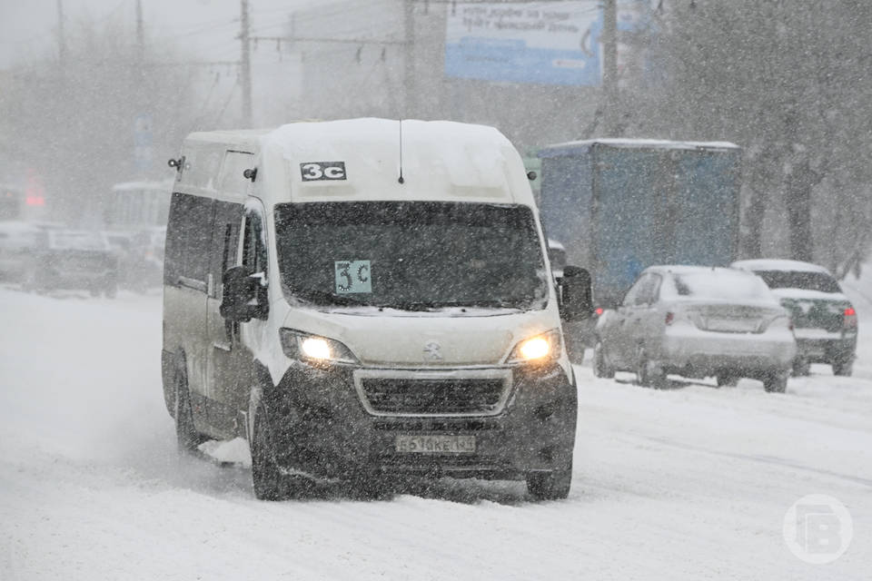 Под Волгоградом у поселка Каменный в снегу застрял автобус с пассажирами
