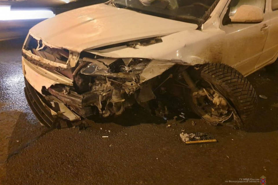 Под Волгоградом 21-летний водитель врезался в отбойник